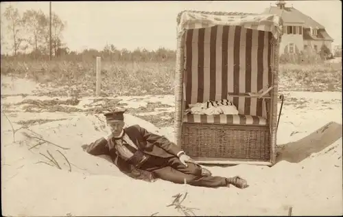 Foto Ak Ostseebad Timmendorfer Strand, Mann am Strand, Strandkorb