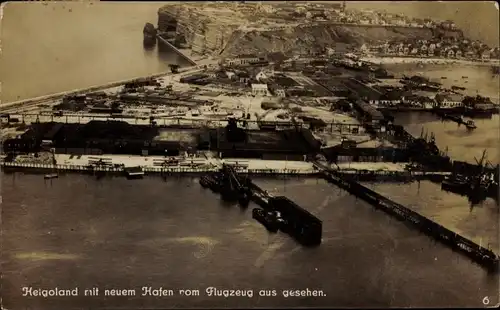 Ak Nordseeinsel Helgoland, Hafen, Flugstation, Fliegeraufnahme