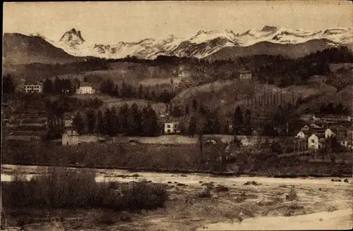 Ak Pau Pyrénées-Atlantiques, Le Gave und die Pyrenäen vom Place Royale aus gesehen