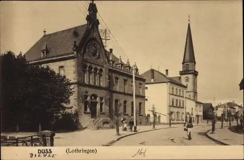 Ak Dieuze Duss Duß Lothringen Moselle, Straßenpartie, Häuser, Kirchturm