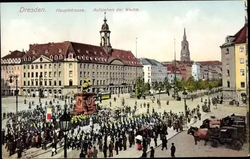 Ak Dresden Neustadt, Hauptstraße, Aufziehen der Wache, Denkmal, Kutschen