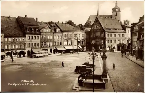 Ak Mittweida in Sachsen, Marktplatz, Friedensbrunnen, Fahrzeuge, Kirche