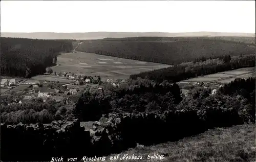 Ak Neuhaus im Solling Holzminden Niedersachsen, Totalansicht, Moosberg