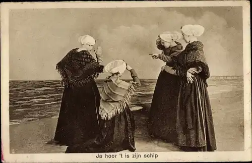 Ak Frauen in niederländischen Volkstrachten halten nach einem Schiff ausschau