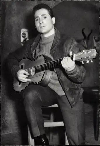 Ak Sänger und Schauspieler Freddy Quinn, Sitzportrait mit Gitarre, Schlager