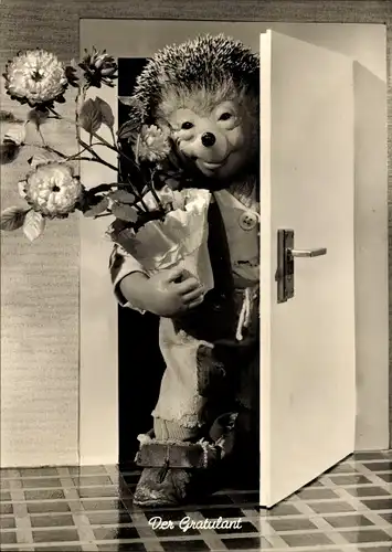 Ak Mecki der Igel, Der Gratulant, Blume, Blumentopf, Geschenk