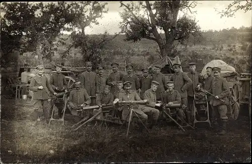 Foto Ak Deutsche Soldaten in Uniformen, MG-Trupp, Seitenfernrohr