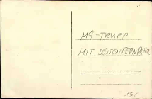 Foto Ak Deutsche Soldaten in Uniformen, MG-Trupp, Seitenfernrohr