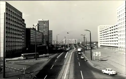 Foto Ak Halle an der Saale, Straßenansicht, Hochhäuser