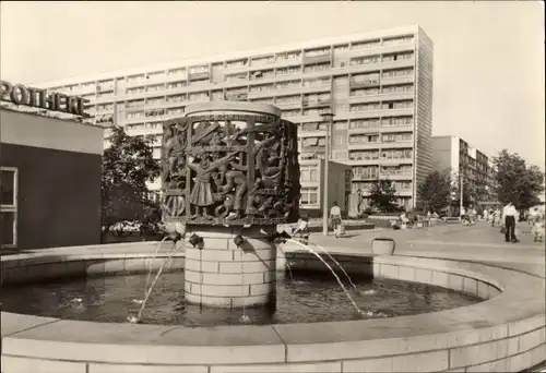 Ak Neustadt Halle an der Saale, Alchemistenbrunnen von Martin Wetzel, Plattenbauten, Apotheke