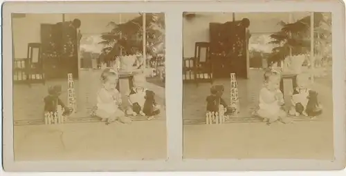 Stereo Foto Kleinkinder mit Spielzeugen, Teddys