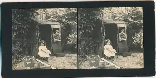 Stereo Foto Zwei Kinder spielen in einem Garten