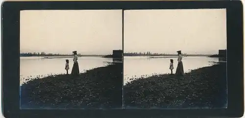 Stereo Foto Neuvy-sur-Loire Nièvre, Frau und Mädchen am Flussufer, 1905