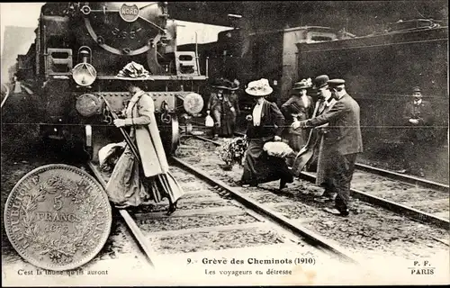 Ak Frankreich, Eisenbahnstreik 1910, Bahnhof, Lokomotive, Passagiere überqueren Schienen, Münze