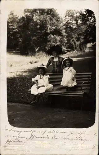 Foto Ak Elberfeld Wuppertal, Frau, zwei Kinder, Bank