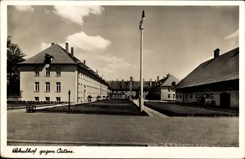 Ak Triesdorf Weidenbach im Altmühltal Mittelfranken, Schulhaus gegen Osten