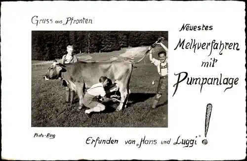 Foto Ak Pfronten im Allgäu, neuestes Melkverfahren mit Pumpanlage, Bauern melken Kuh, Humor