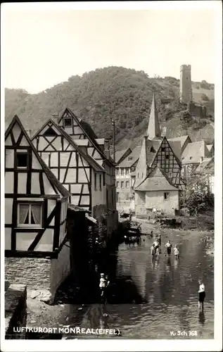 Ak Monreal in der Eifel, Dorfidyll, Kinder auf überschwemmter Straße spielend, Ruine