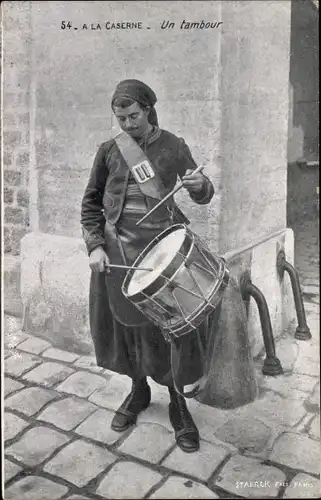 Ak A la Caserne, un tambour, französischer Soldat mit Trommel