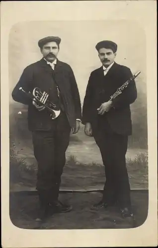 Foto Ak Zwei Männer mit Musikinstrumenten, Trompete und Klarinette