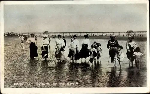 Ak Skegness East Midlands England, Paddeln am Strand