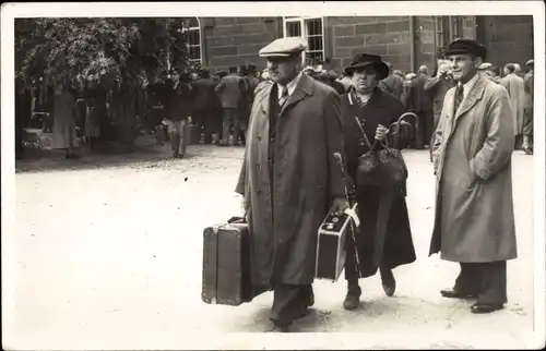 Foto Ak Alpirsbach im Schwarzwald, Mann trägt Koffer, Frau mit Schirm