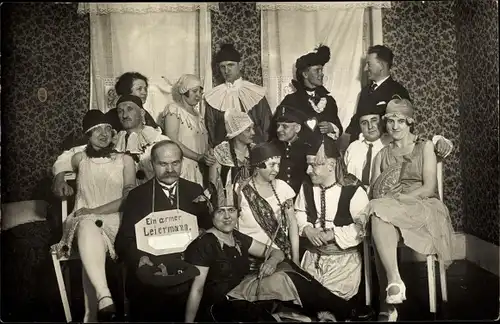 Foto Ak Männer und Frauen in Faschingskostümen, Maskenball