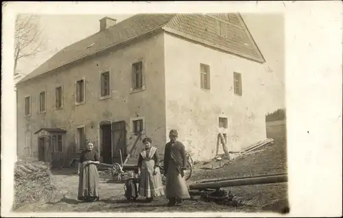 Foto Ak Lauenstein Altenberg im Erzgebirge, Wohnhaus, Bewohner, Familie