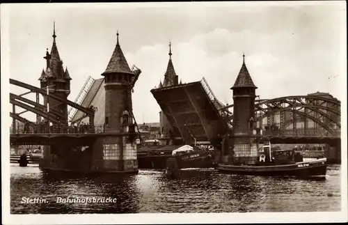 Ak Szczecin Stettin Pommern, geöffnete Bahnhofsbrücke