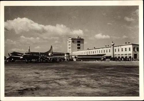 Ak Frankfurt am Main, Flughafen Rhein Main, Empfangsgebäude, Flugzeugrampe