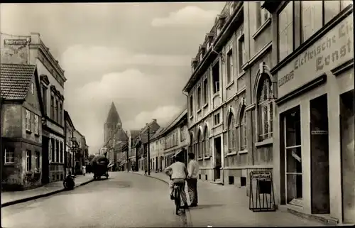 Ak Grimmen in Mecklenburg Vorpommern, August Bebel Straße, Fahrradfahrer, Pferdekutsche