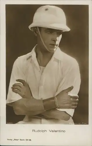 Ak Schauspieler Rudolph Valentino, Portrait, Tropenhelm