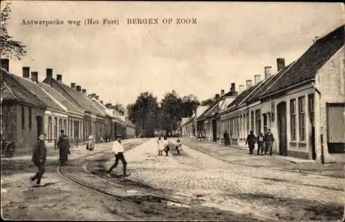 Ak Bergen op Zoom Nordbrabant Niederlande, Antwerpsche weg, Het Fort, Passanten