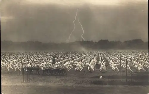 Foto München, 13. Deutsches Turnfest, Juli 1923, Turner in Aufstellung bei Unwetter, Blitze