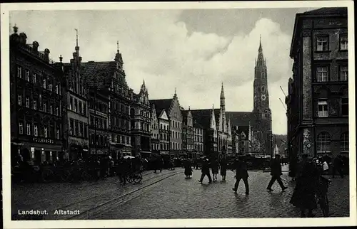 Ak Landshut in Niederbayern, Altstadt, Passanten, Kirche