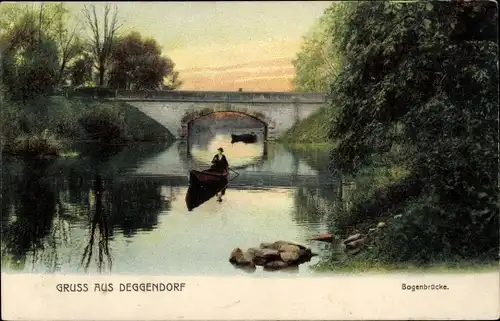 Ak Deggendorf im Bayerischen Wald Niederbayern, Bogenbrücke, Boot