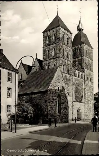 Ak Osnabrück in Niedersachsen, Johanniskirche, Straßenbahnschienen, Passanten
