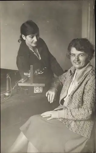 Foto Portrait zweier Telefonistinnen
