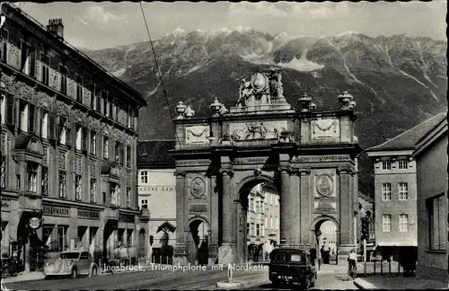 Ak Innsbruck in Tirol, Triumphpforte mit Nordkette, Geschäft