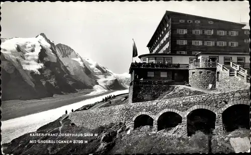 Ak Kärnten Österreich, Großglockner, Bergsteiger am Gipfelkreuz, Kaiser Franz Josef Haus