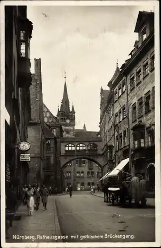 Ak Nürnberg in Mittelfranken, Rathausgasse, gothischer Brückengang