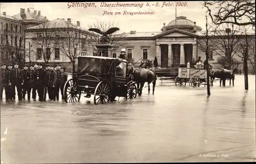 Ak Göttingen in Niedersachsen, Überschwemmung vom 4-6. Februar 1909, Platz, Kriegerdenkmal, Kutsche