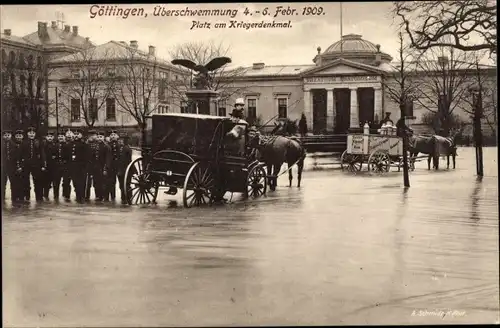 Ak Göttingen in Niedersachsen, Überschwemmung vom 4-6. Februar 1909, Platz, Kriegerdenkmal, Kutsche