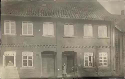 Foto Ak Obernkirchen in Schaumburg, Wohnhaus, Hausbewohner