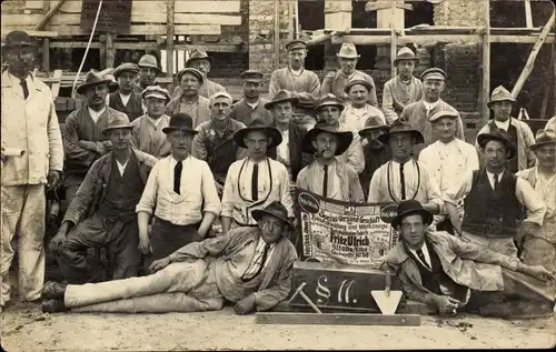 Foto Ak Hansestadt Lübeck, Männer, Gruppenbild, Spezial-Versand-Geschäft Fritz Ulrich