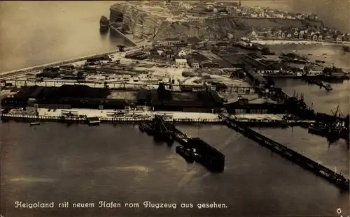 Ak Nordseeinsel Helgoland, Hafen, Flugstation, Fliegeraufnahme