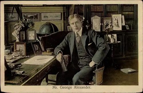 Ak Schauspieler Mr. George Alexander, Portrait am Schreibtisch