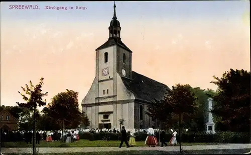 Ak Burg im Spreewald, Kirche, Spreewälder beim Kirchgang