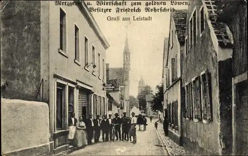 Ak Leistadt an der Weinstraße, Straßenpartie, Passanten, Kirche