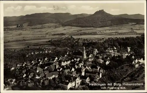 Ak Hechingen im Zollernalbkreis, Luftbild vom Ort mit Burg Hohenzollern